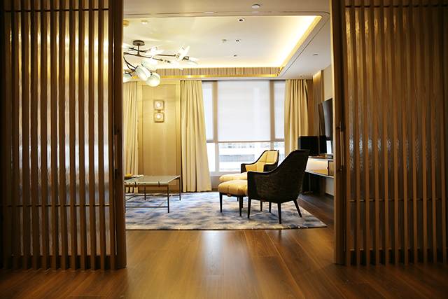 白天去逛迪斯尼,晚上香槟泡泡浴,女孩子去香港应该这么玩