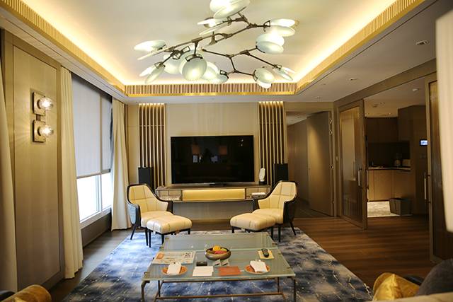 白天去逛迪斯尼,晚上香槟泡泡浴,女孩子去香港应该这么玩