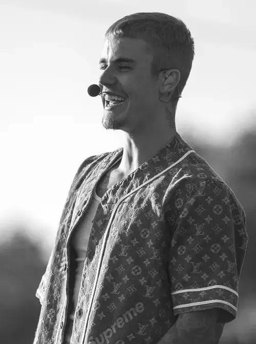 lv supreme联名硬箱470000 (supreme lv联名迷彩包多少钱)