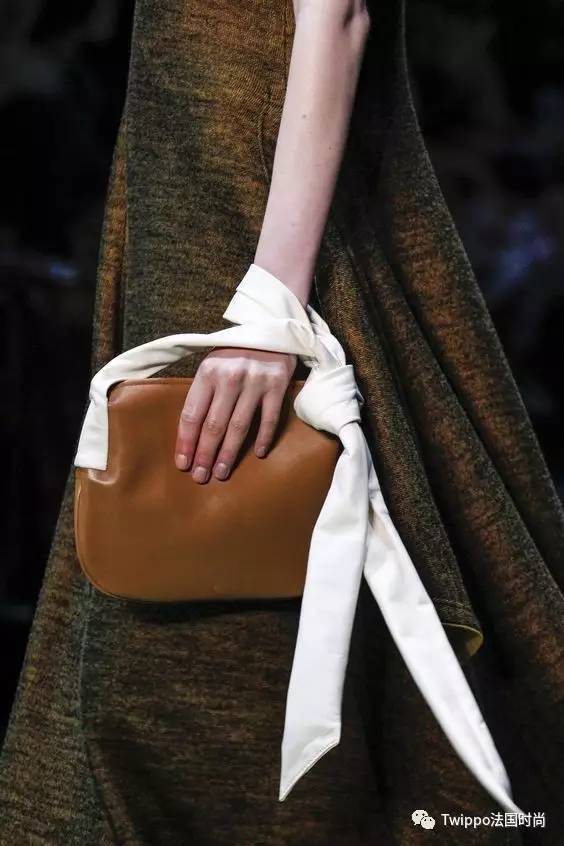 迷你小肩包,现在还流行小皮包包吗