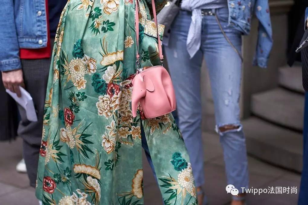 迷你小肩包,现在还流行小皮包包吗