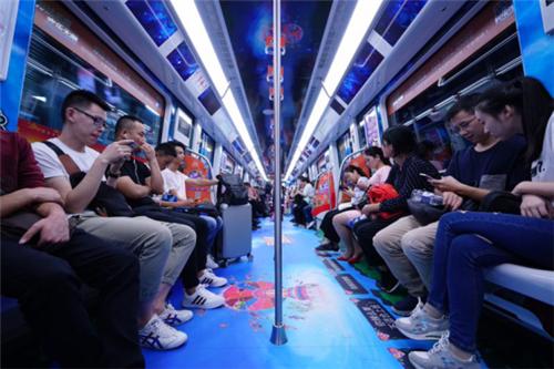 “万达乐园欢乐号”亮相1号线沙滩海浪梦幻又充满童趣