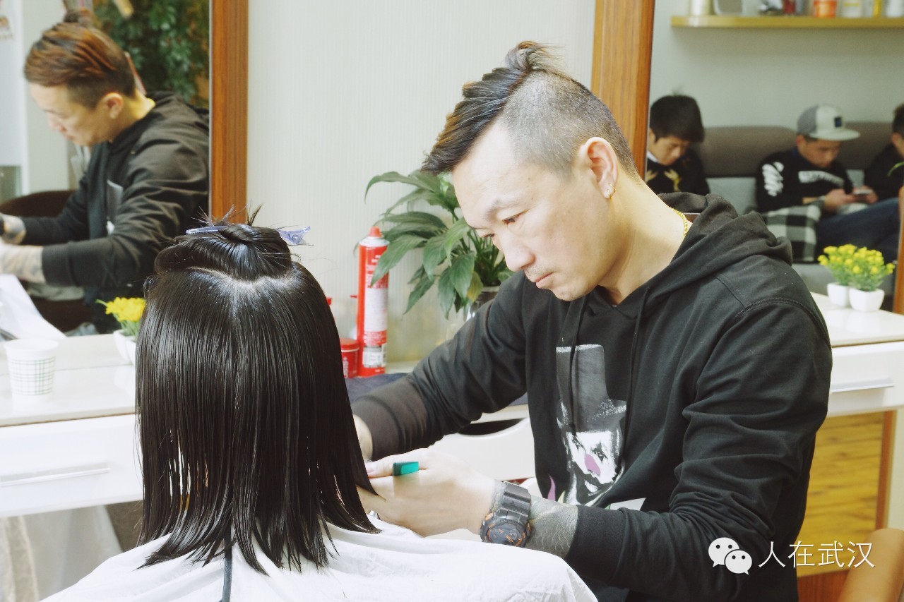 文末福利因为喜欢，他专注美发一做就是17年。