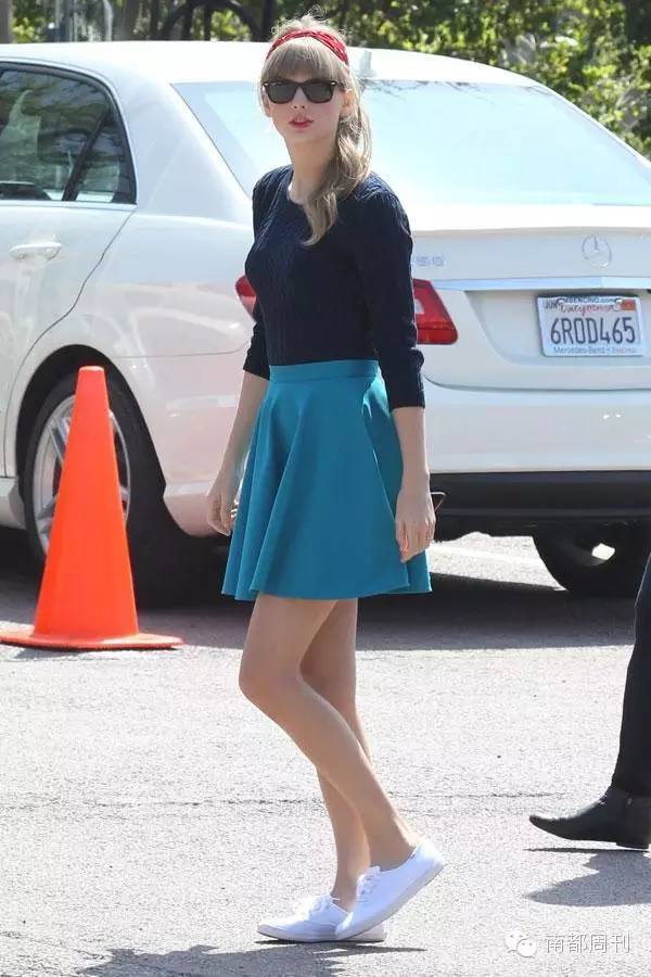 有一款很火爆的小白鞋,一双小白鞋子