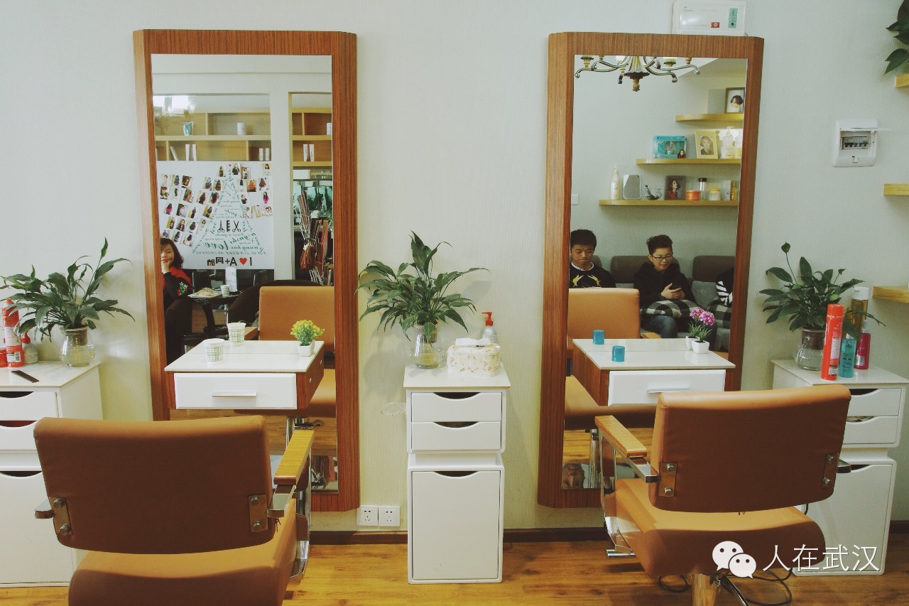 文末福利因为喜欢，他专注美发一做就是17年。