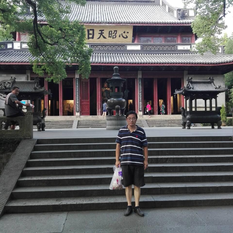 如何做一个有人格魅力的班主任,怎样做个有权威的班主任