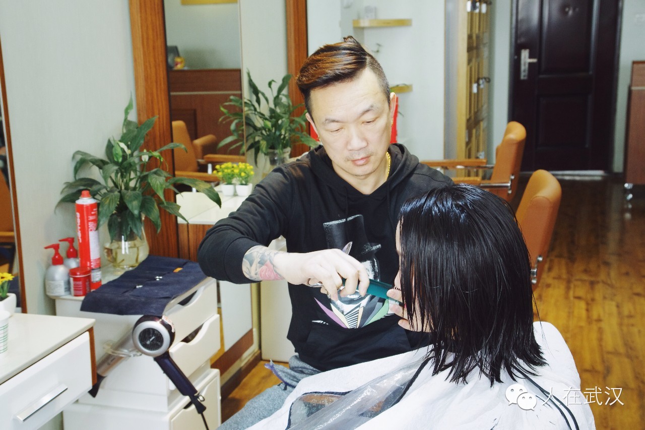 文末福利因为喜欢，他专注美发一做就是17年。