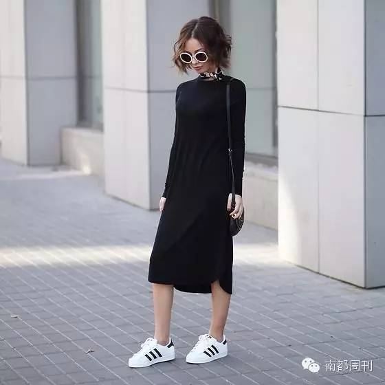 有一款很火爆的小白鞋,一双小白鞋子