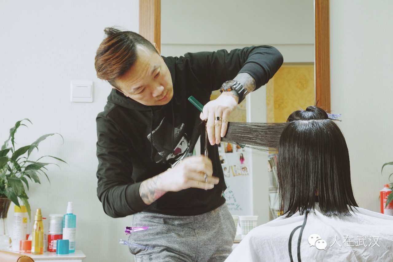 文末福利因为喜欢，他专注美发一做就是17年。