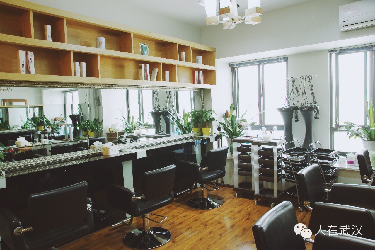 文末福利因为喜欢，他专注美发一做就是17年。