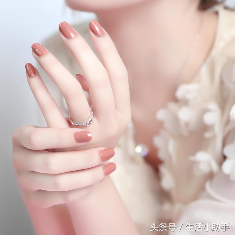 指甲油气质,2023指甲油流行色渐变色