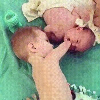 残疾无手小男孩,残疾男孩给弟弟奶嘴