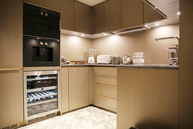 白天去逛迪斯尼,晚上香槟泡泡浴,女孩子去香港应该这么玩