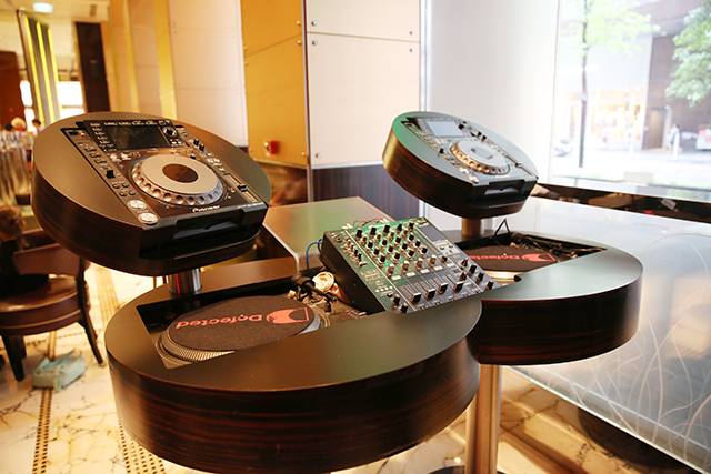 白天去逛迪斯尼,晚上香槟泡泡浴,女孩子去香港应该这么玩