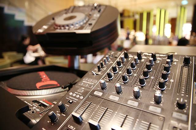 白天去逛迪斯尼,晚上香槟泡泡浴,女孩子去香港应该这么玩