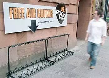 弹吉他像个疯子的人,弹空气吉他