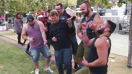 弹吉他像个疯子的人,弹空气吉他