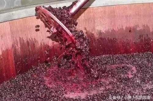 葡萄酒喝到嘴巴发黑是假酒吗,舌头被葡萄酒染色是真的吗