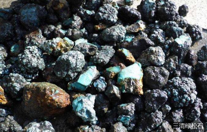什么颜色原矿绿松石能出地狱色,纯天然原矿绿松石的价值和意义