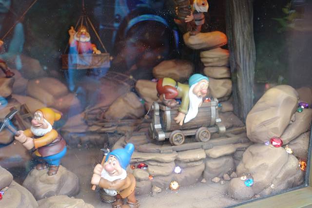 白天去逛迪斯尼,晚上香槟泡泡浴,女孩子去香港应该这么玩