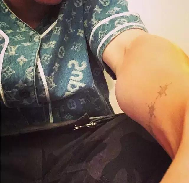 lv supreme联名硬箱470000 (supreme lv联名迷彩包多少钱)