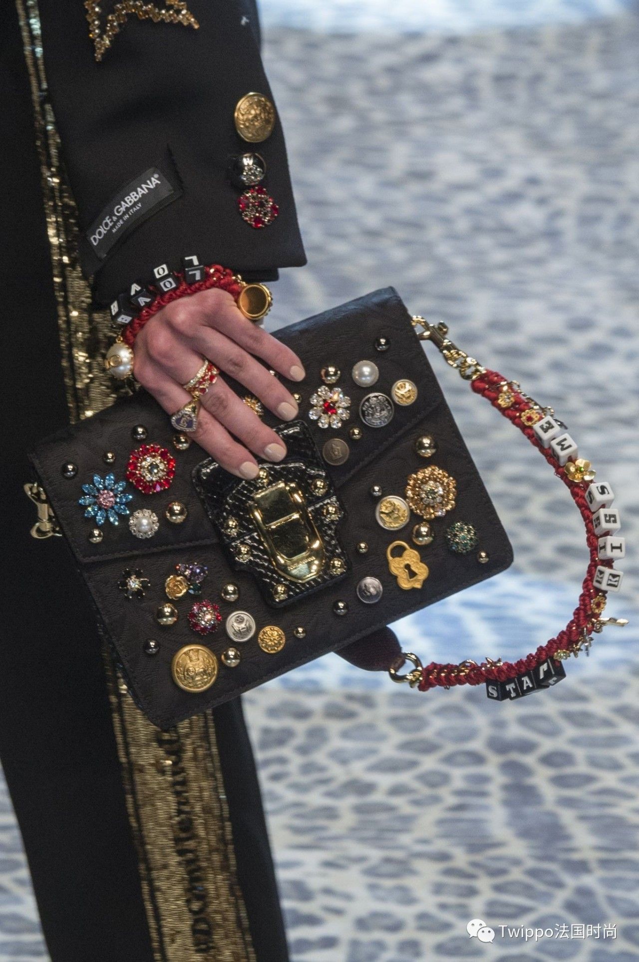 迷你小肩包,现在还流行小皮包包吗