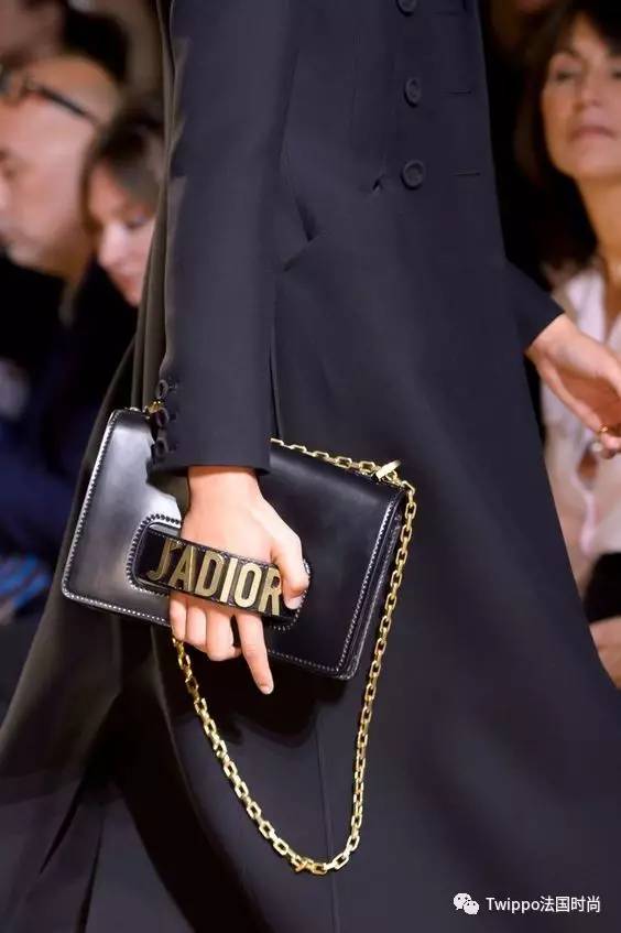 迷你小肩包,现在还流行小皮包包吗