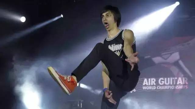 弹吉他像个疯子的人,弹空气吉他