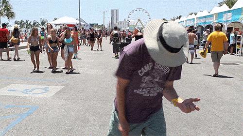 弹吉他像个疯子的人,弹空气吉他