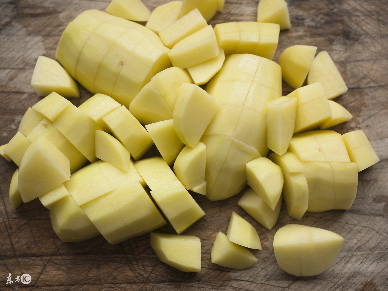 土豆削皮发黑可以吃吗,如何解决土豆切完发黑