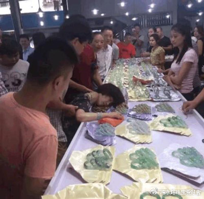 小心，小心，再小心之1——小心试戴玉手镯！