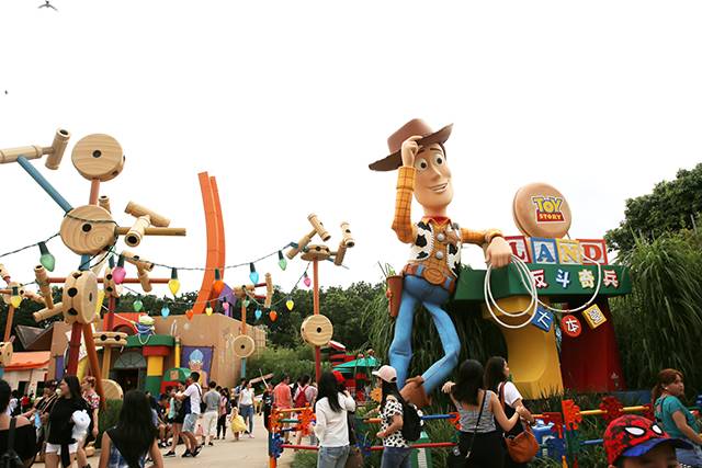 白天去逛迪斯尼,晚上香槟泡泡浴,女孩子去香港应该这么玩