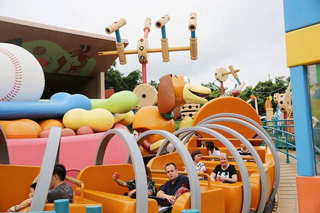 白天去逛迪斯尼,晚上香槟泡泡浴,女孩子去香港应该这么玩