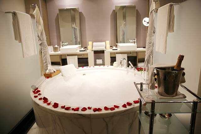 白天去逛迪斯尼,晚上香槟泡泡浴,女孩子去香港应该这么玩