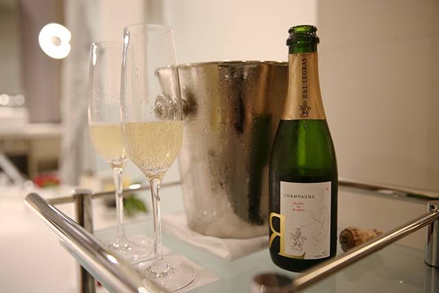 白天去逛迪斯尼,晚上香槟泡泡浴,女孩子去香港应该这么玩