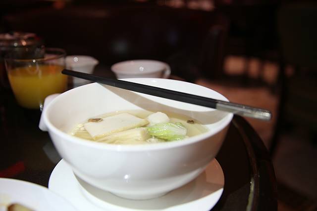 白天去逛迪斯尼,晚上香槟泡泡浴,女孩子去香港应该这么玩