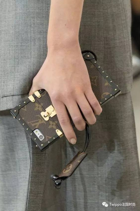 迷你小肩包,现在还流行小皮包包吗