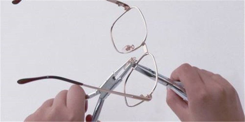 戴框架眼镜会让眼变小吗,长期戴框架眼镜脸部会变形吗