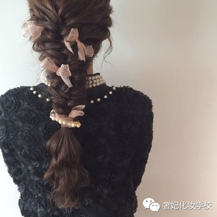 秋天适合戴帽子的编发教程中长发,适合秋天的新中式简单编发