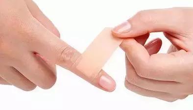 如果不小心切到手指了怎么办,不小心划破手指了