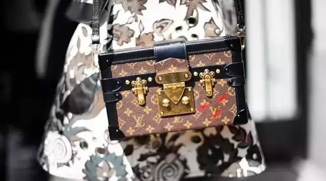 总说要Chanel、LV包包,但你连锁扣怎么打开都不知道!