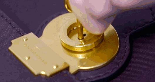 总说要Chanel、LV包包,但你连锁扣怎么打开都不知道!