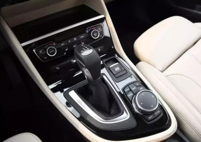 宝马220i旅行试驾,2019款宝马220i旅行版测评视频