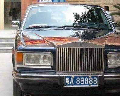 他身价亿万,每天开销只50块,出行一辆200万的奔驰,捐款10亿!