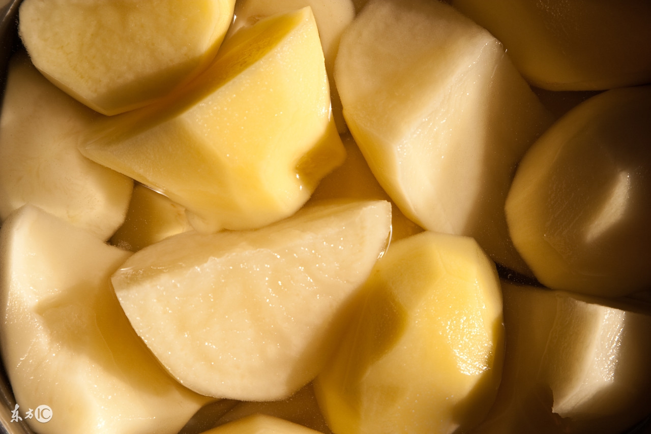 土豆削皮发黑可以吃吗,如何解决土豆切完发黑