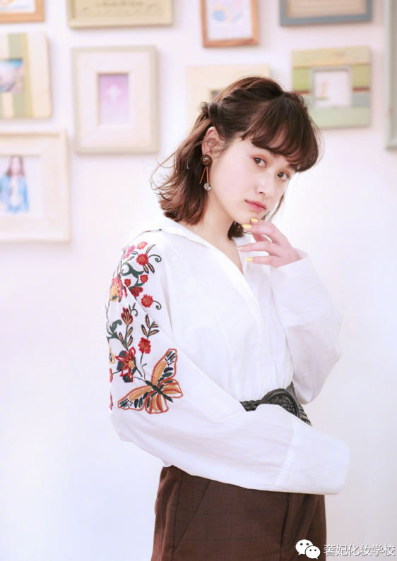 秋天适合戴帽子的编发教程中长发,适合秋天的新中式简单编发