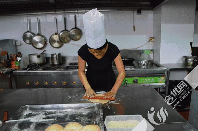 有颜值的披萨制作,合川女汉子