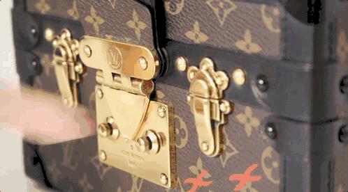 总说要Chanel、LV包包,但你连锁扣怎么打开都不知道!