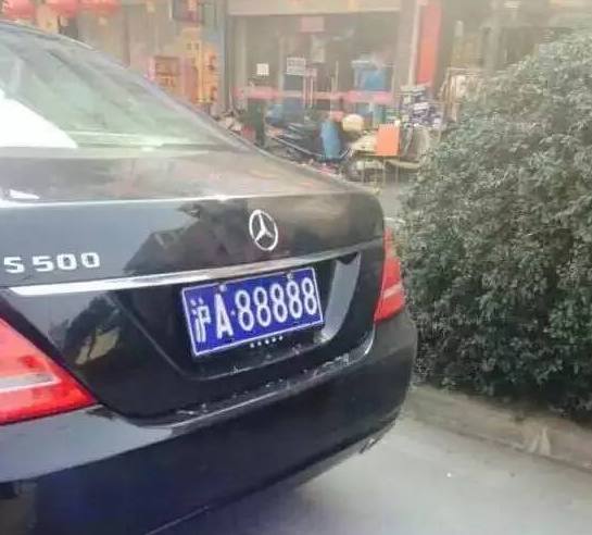 他身价亿万,每天开销只50块,出行一辆200万的奔驰,捐款10亿!