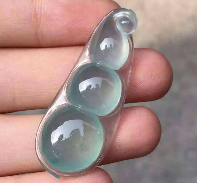 不同光线颜色不变的翡翠是假的吗,哪种颜色的翡翠好